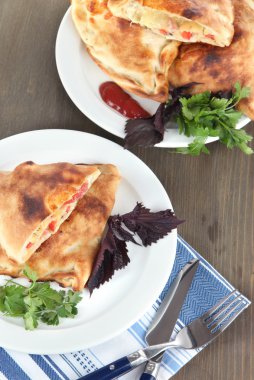 Pizza calzone plakaları üzerine peçete ahşap tablo