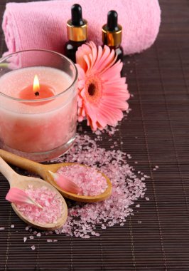 güzel pembe mum çiçeği ve bambu hasır havlu ile