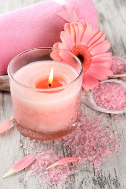 pembe mum ve çiçek ahşap zemin üzerine ile güzel spa ayarı