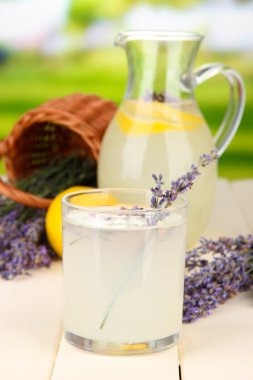 Lavanta limonata, parlak zemin üzerine