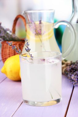 Lavanta limonata cam şişe ve sürahi, parlak zemin üzerine Menekşe ahşap tablo