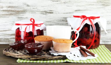 Ahşap ahşap arka plan masaya peçeteye üzerinde dokuma tepsi bankalarda lezzetli reçel