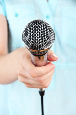 kadın, mikrofon yakın çekim arka plan