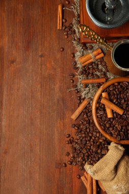 kahve çekirdekleri, metal turk ve kopya alanı ahşap zemin üzerine Kahve değirmeni