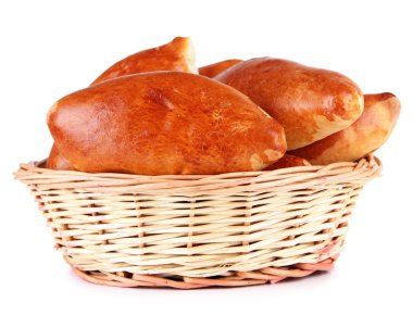 hasır sepet, taze pişmiş pasties üzerinde beyaz izole