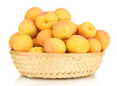 verse natuurlijke abrikoos in rieten mand geïsoleerd op wit