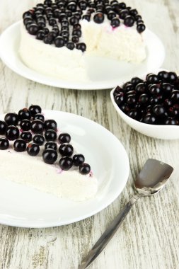 Cheesecake ahşap masa portre üzerinde beyaz tabak taze çilek ile