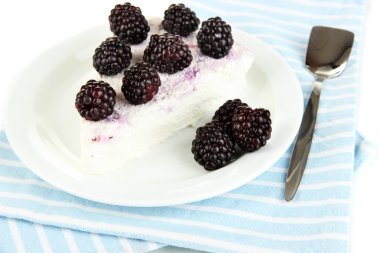 Cheesecake beyaz tabak portre üzerinde taze çilek ile