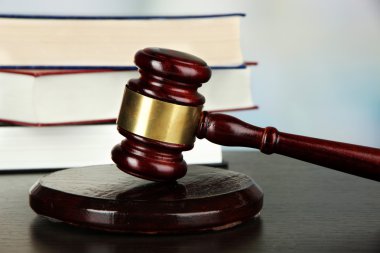 Tokmak ve açık renkli masada kitaplar