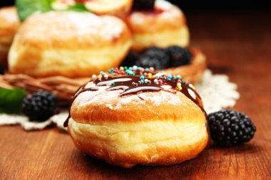 çikolata ve çilek ahşap tablo ile lezzetli börekler