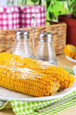 doğal zemin üzerine ahşap masa tabağa haşlanmış mısır aromalı