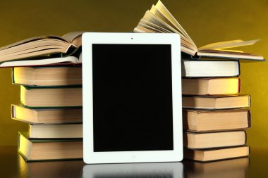 Tablet ve parlak zemin üzerine kitaplar