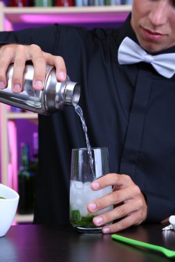 yakışıklı barmen kokteyl bar, hazırlama portresi