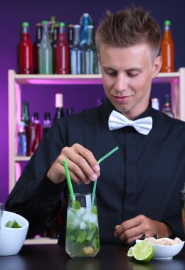 yakışıklı barmen kokteyl bar, hazırlama portresi