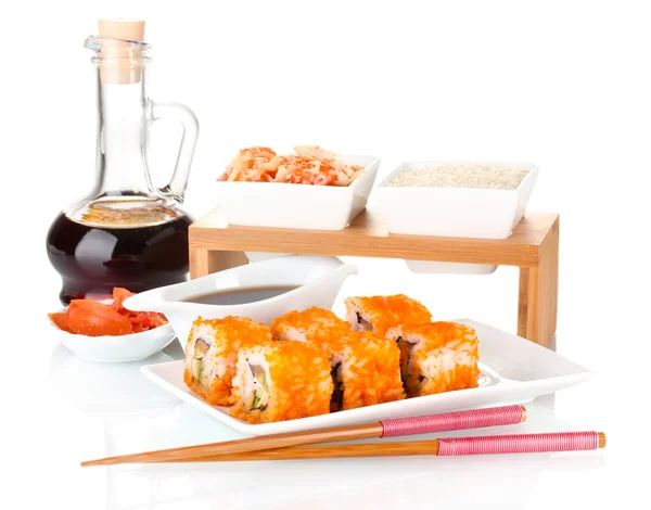 Utsökt sushi på plattan, ätpinnar, sojasås, fisk och räkor isolerad på vit — Stockfoto
