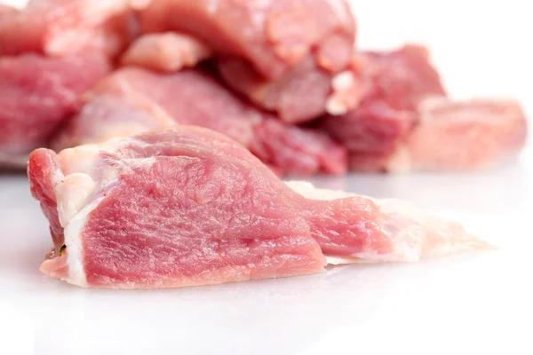 Stücke rohen Fleisches isoliert auf weiß — Stockfoto