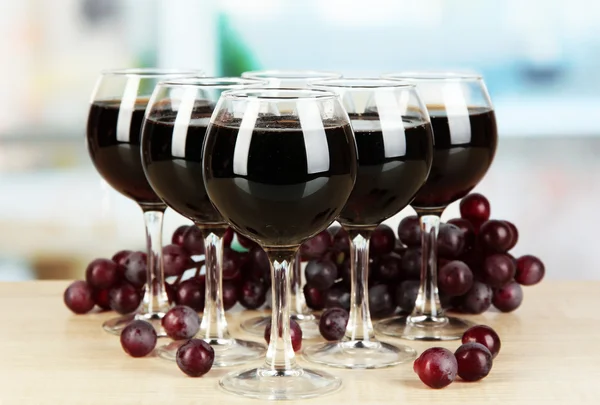 Rotwein im Glas auf Zimmerhintergrund — Stockfoto