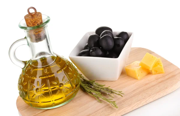 Svarta oliver i vit skål med rosmarin, olivolja, ost på isolerade på vit — Stockfoto