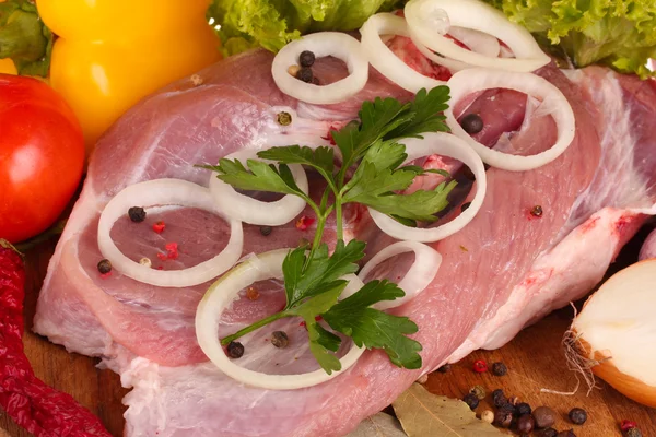 Raw meat and vegetables on a wooden board closeup — Stock Photo, Image