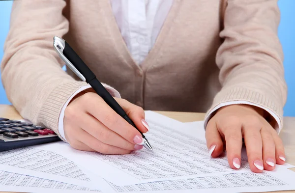 Gros plan des mains de femme d'affaires, travaillant dans la salle de bureau — Photo