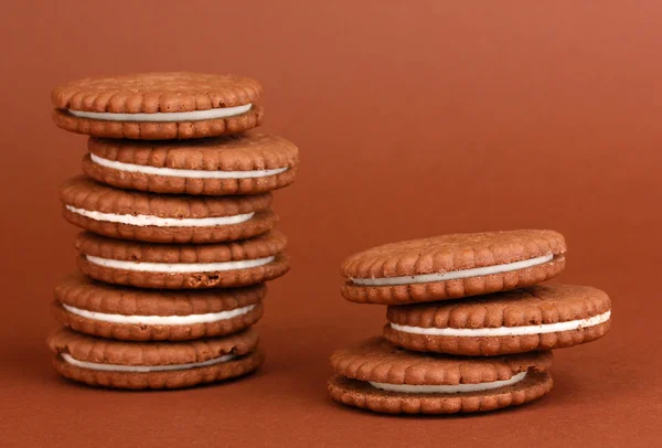 Čokoládové cookies s krémovou vrstvu na hnědé pozadí — Stock fotografie