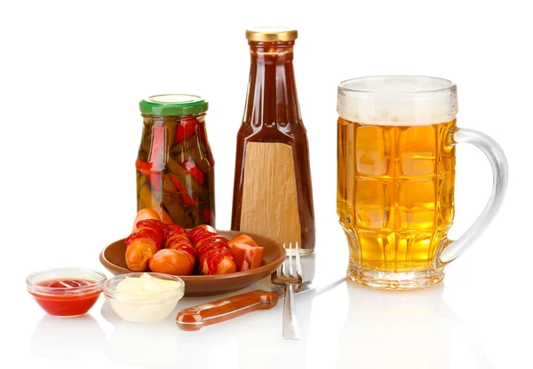 Cerveja e salsichas grelhadas isoladas em branco — Fotografia de Stock