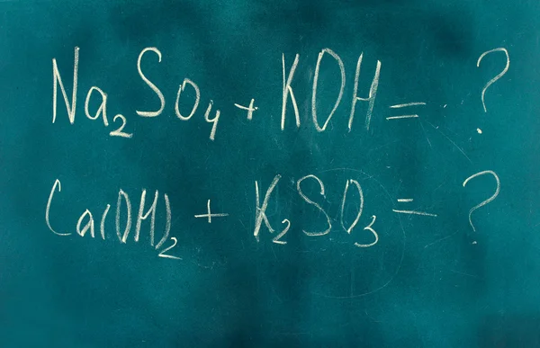 Wzór chemiczny napisał na tablicy kredą. — Zdjęcie stockowe