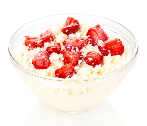 Queso de cabaña en tazón rojo con fresas en rodajas aisladas en blanco — Foto de Stock