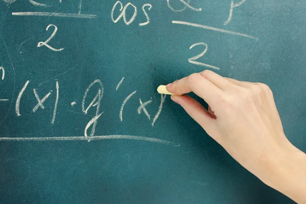 Mathematikformel mit Kreide auf Tafel geschrieben. — Stockfoto