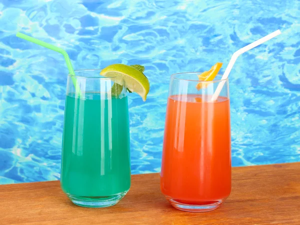 Два коктейля на синем фоне — стоковое фото