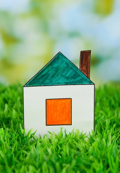 Paper house on green background, close up — Stock Photo, Image