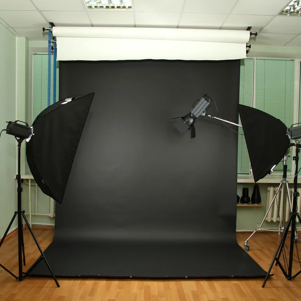 Estúdio de fotografia vazio com equipamento de iluminação — Fotografia de Stock