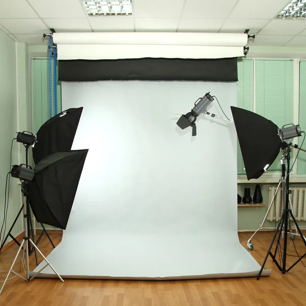 Studio fotografico vuoto con attrezzatura di illuminazione — Foto Stock