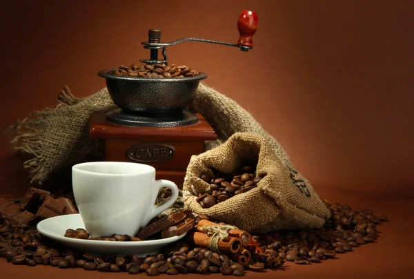 Taza de café, molinillo, frijoles turcos y café sobre fondo marrón — Foto de Stock