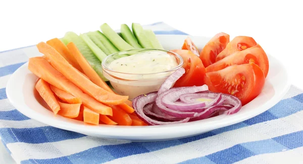 Bâtonnets de légumes crus assortis dans une assiette sur une serviette isolée sur du blanc — Photo