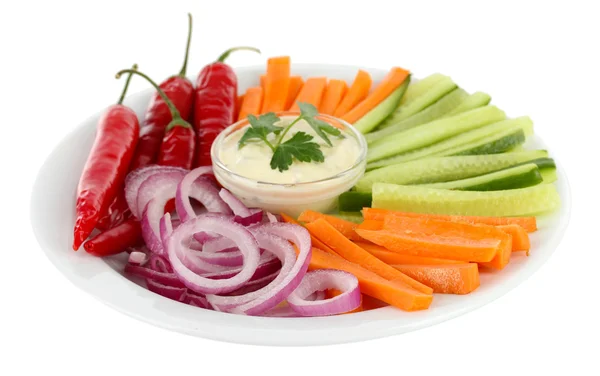 Bâtonnets de légumes crus assortis dans une assiette isolée sur blanc — Photo