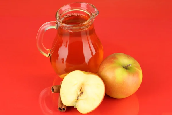 Jarra llena de jugo de manzana y manzana sobre fondo de color —  Fotos de Stock