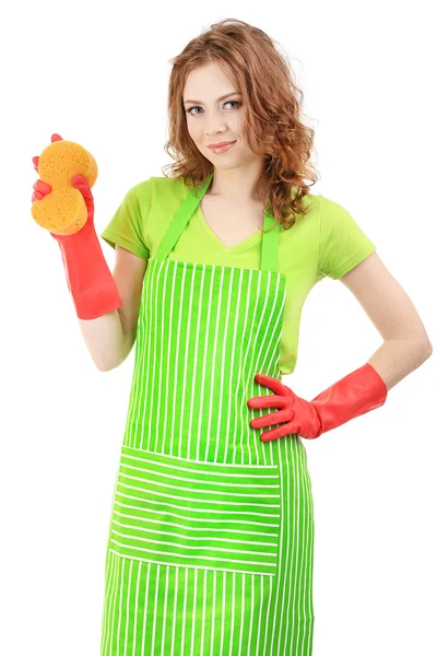 Mujer joven con delantal verde y guantes de goma con esponja, aislada en blanco — Foto de Stock