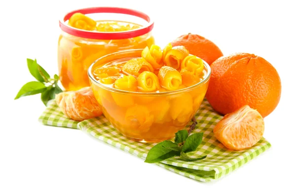 Mermelada de naranja con ralladura y mandarinas, aislada sobre blanco — Foto de Stock