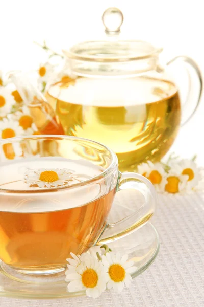 Xícara de chá de ervas com camomilas de perto — Fotografia de Stock