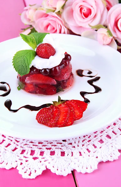 Sabroso postre de gelatina con bayas frescas, sobre fondo de madera de color — Foto de Stock