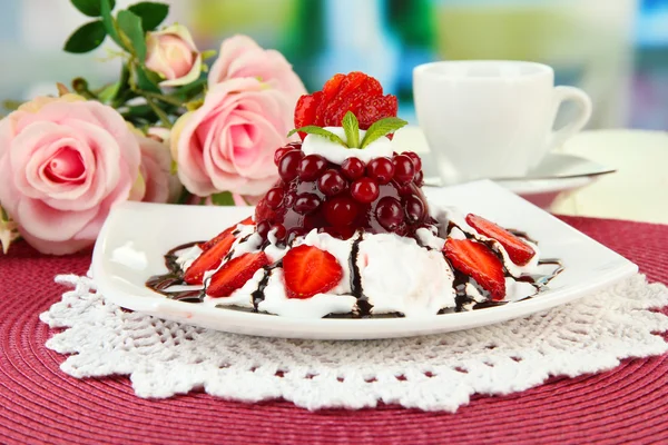 Dessert de gelée savoureux avec des baies fraîches, sur fond lumineux — Photo