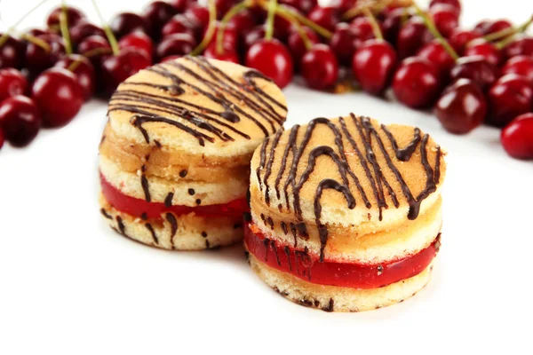 Смачні печиво торти та ягоди ізольовані на білому — стокове фото