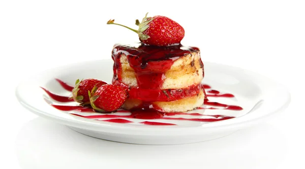 Leckerer Biskuitkuchen mit Marmelade und Beeren auf Teller, isoliert auf weißem — Stockfoto