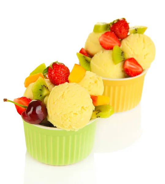 Delicioso helado con frutas y bayas en un tazón aislado en blanco —  Fotos de Stock