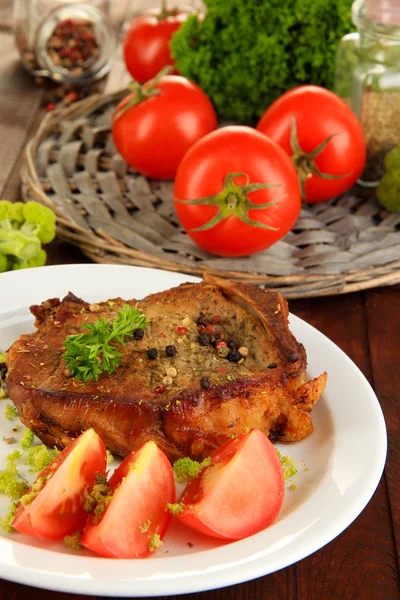 Stekt köttbit på plattan på träbord närbild — Stockfoto