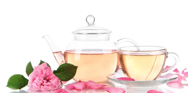Wasserkocher und Tasse Tee aus Teerose isoliert auf weiß — Stockfoto