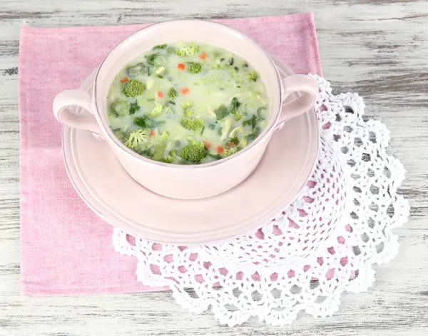 Sopa de col en plato en servilleta sobre mesa de madera —  Fotos de Stock