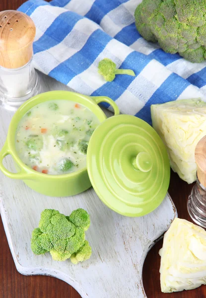 Kohlsuppe im Teller an Bord zum Schneiden in Serviettennähe auf Holztisch — Stockfoto