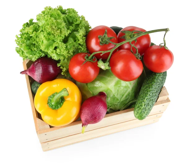Свежие овощи в деревянной коробке на белом фоне — стоковое фото